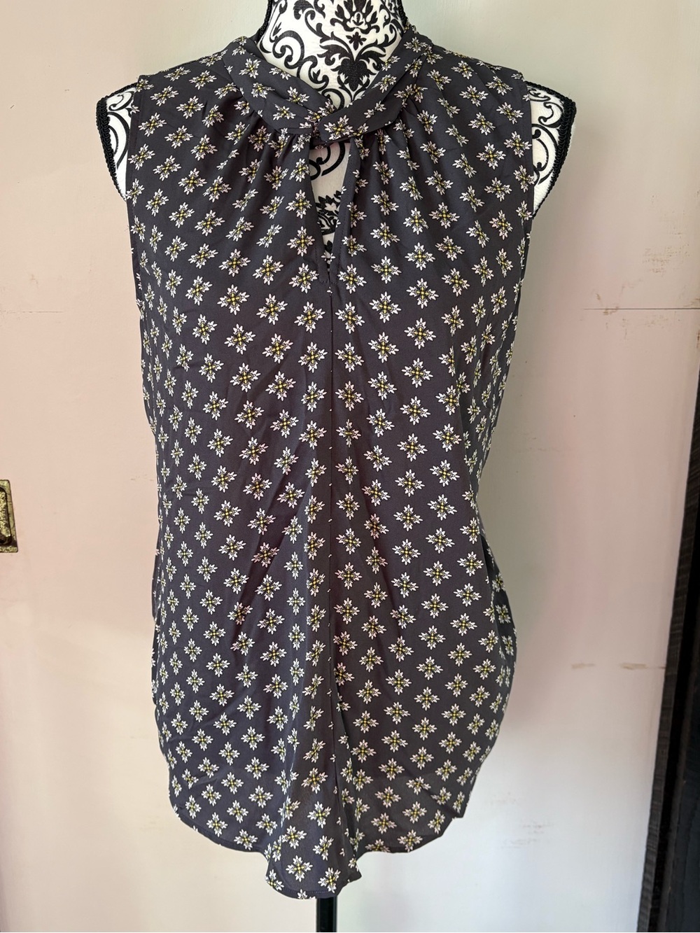 LOFT Size Medium Grey Floral Sleeveless Twisted Keyhole Neckline Blouse